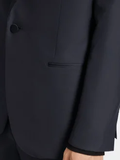 Suits><noscript><img width=
